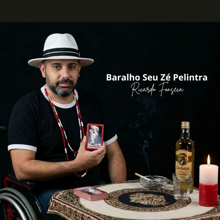Baralho Seu Zé Pelintra – Ricardo Fonseca com baralho na mão e vela acesa