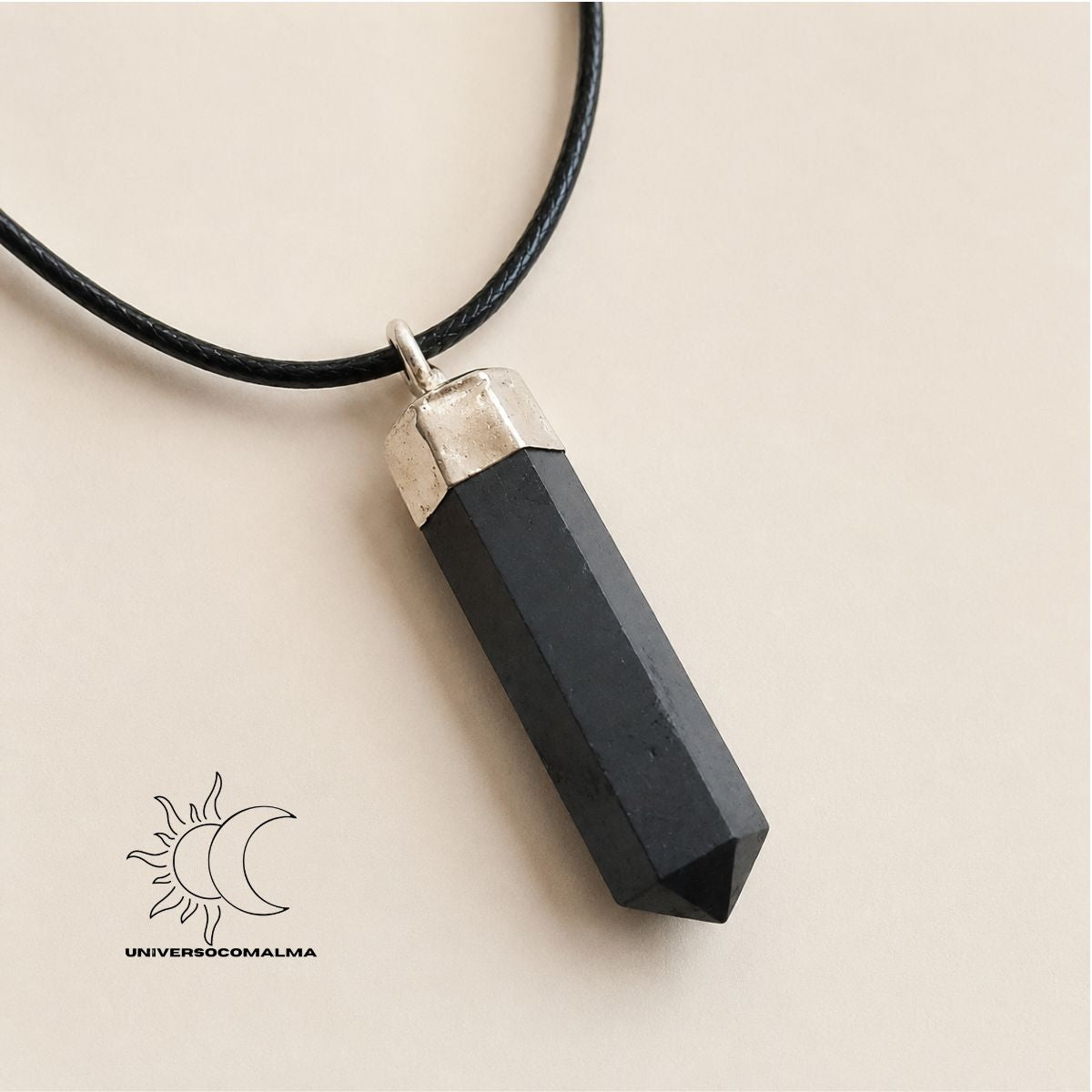 Detalhe do pendente de shungite preta em ponta facetada com cordão preto