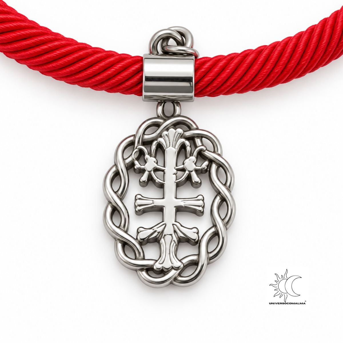 Detalhe da medalha prateada da Cruz de Caravaca e do cordão vermelho entrançado