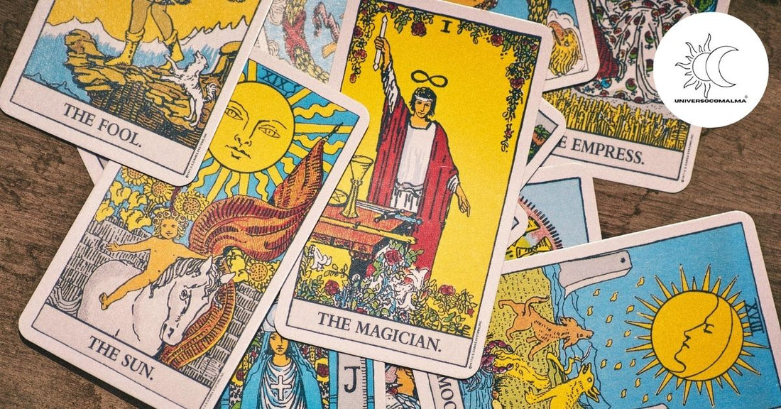 Baralhos de tarot coloridos espalhados sobre uma mesa de madeira, destacando cartas como O Mago, O Sol e A Imperatriz.