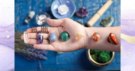 Mão com cristais coloridos na palma, em ambiente de bem-estar e espiritualidade.