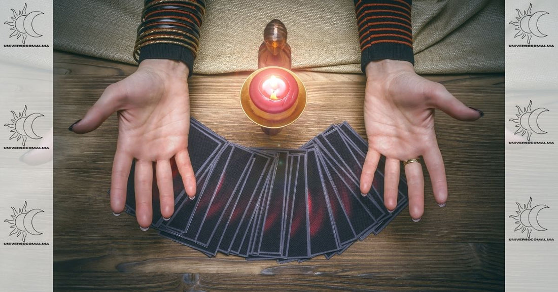 Mãos abertas sobre cartas de Tarot com vela acesa para leitura intuitiva e consulta de tarot espiritual