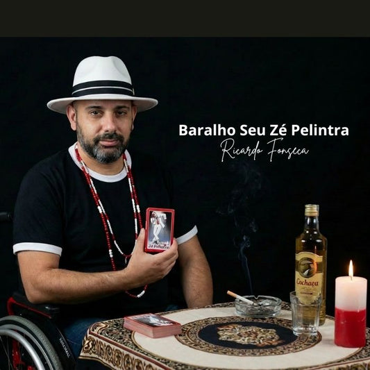 Baralho Seu Zé Pelintra – Ricardo Fonseca com baralho na mão e vela acesa