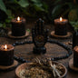 Imagem espiritual realista de proteção energética com velas negras acesas, cristais, ervas e altar ritualístico em ambiente místico e acolhedor.