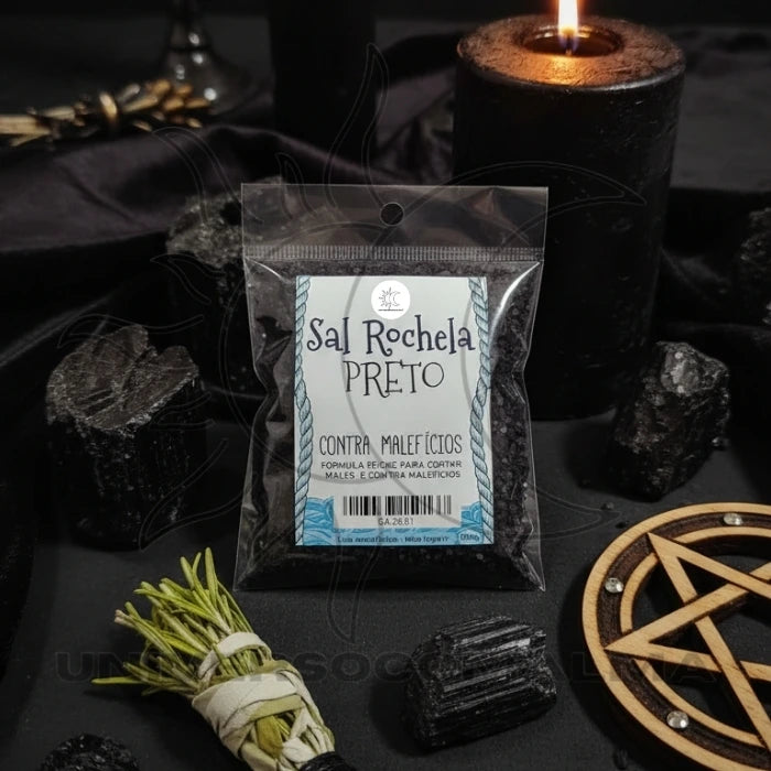 Sal de Rochela Preto 100g em ambiente espiritual com vela preta, turmalina negra e pentagrama – Contra Malefícios