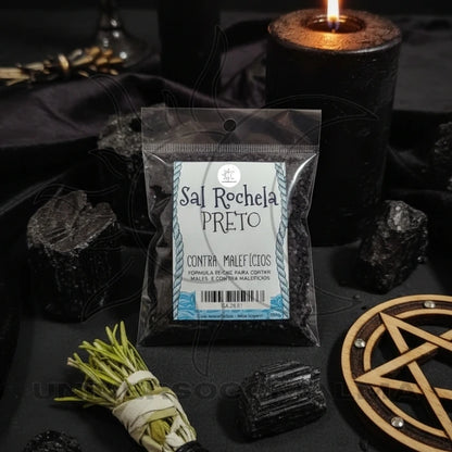 Sal de Rochela Preto 100g em ambiente espiritual com vela preta, turmalina negra e pentagrama – Contra Malefícios