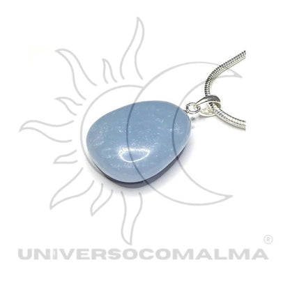 Colar prateado com pingente oval azul de angelite