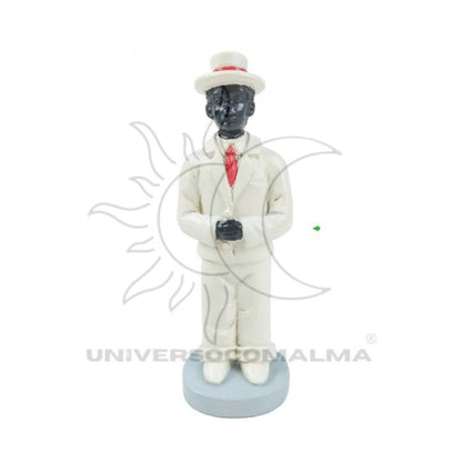 Estátua de Zé Pelintra com fato branco e chapéu