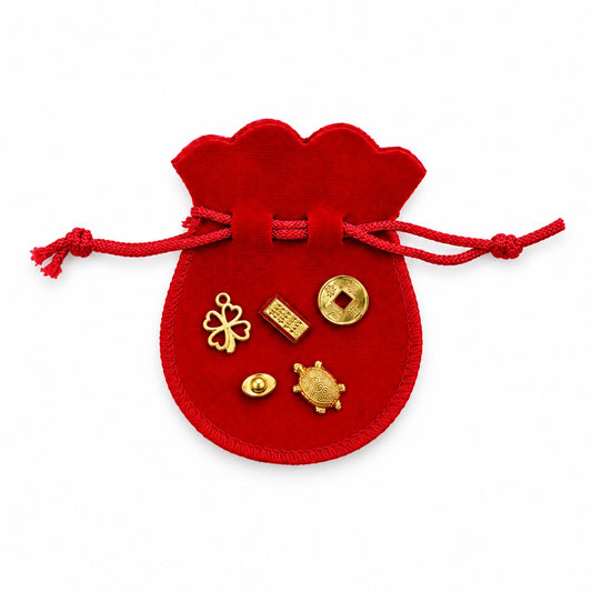 Bolsa vermelha com cordão e cinco elementos dourados, apresentada sobre fundo branco.