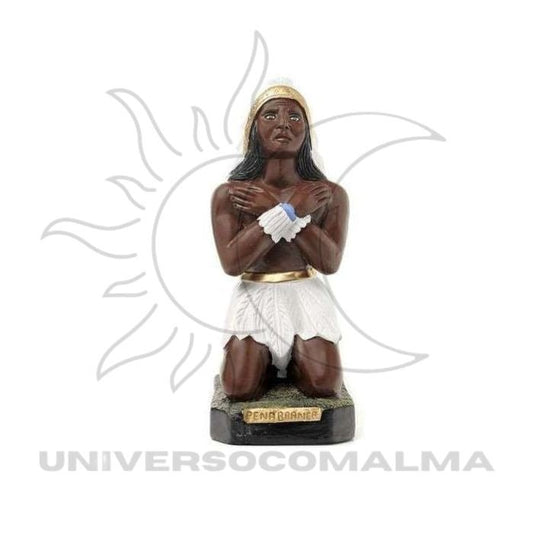 Estátua de cabocla ajoelhada com as mãos cruzadas no peito