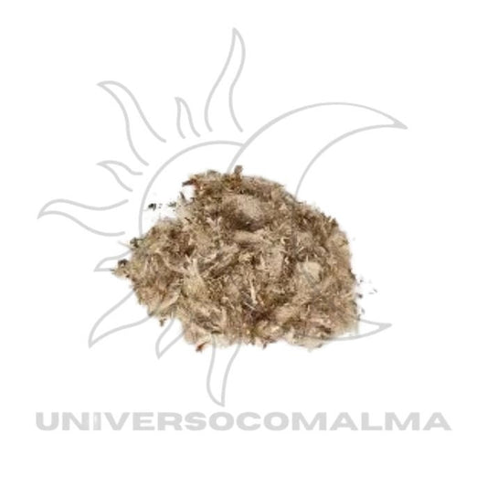 Erva seca castanha em pedaços