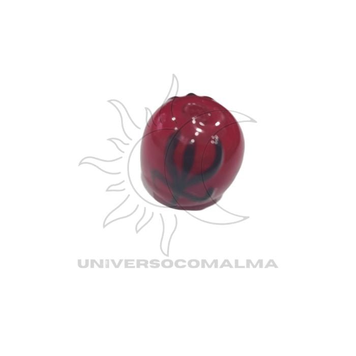 Firma redonda vermelha com desenhos escuros