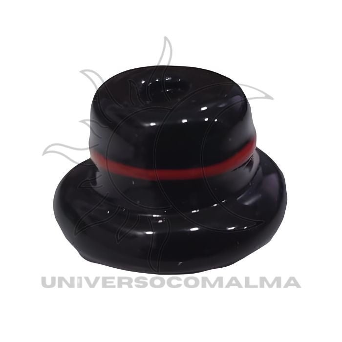 Firma preta em forma de chapéu com faixa vermelha
