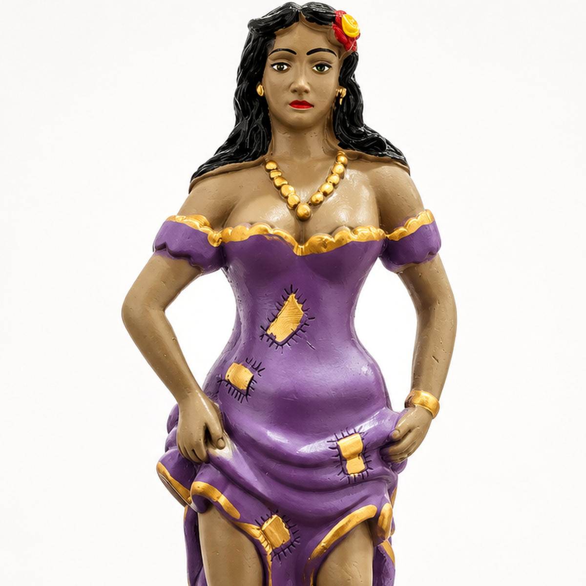 Detalhe da imagem de Maria Mulambo com flor, colar dourado e vestido roxo remendado
