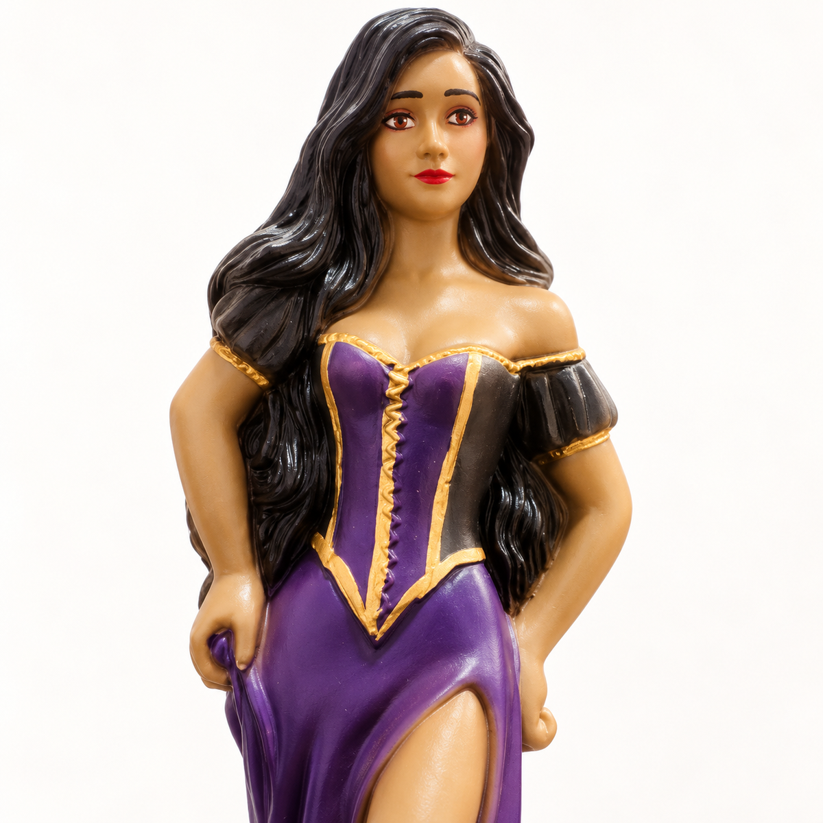 Detalhe da imagem de Maria Padilha das Almas com vestido roxo, preto e dourado