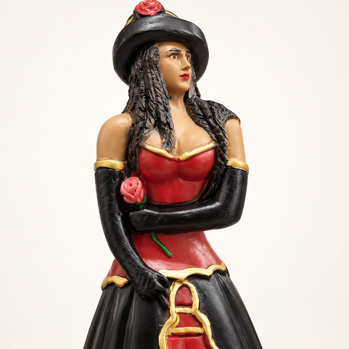 Detalhe da imagem de Pomba Gira do Cabaré com chapéu, rosa e vestido vermelho e preto