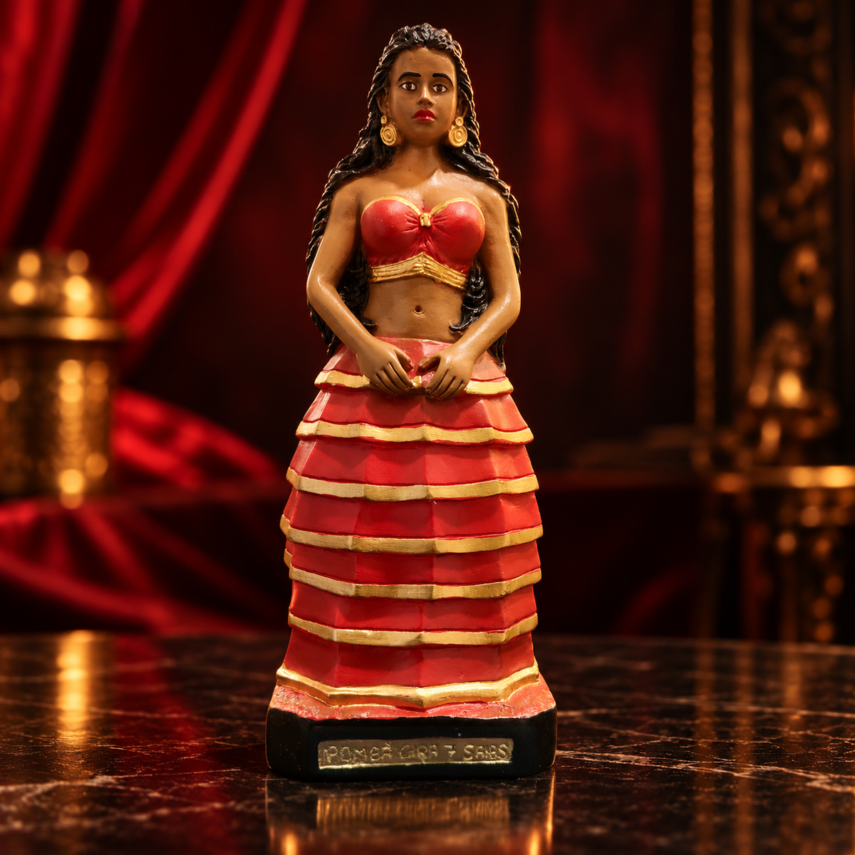 Imagem de Pomba Gira Sete Saias num ambiente vermelho e dourado