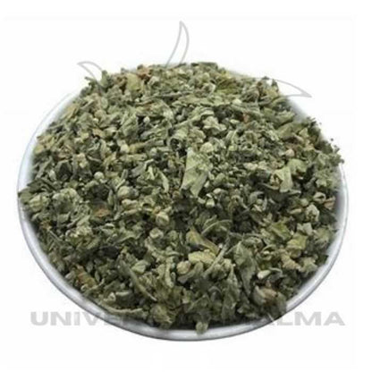 Ervas secas verdes numa taça