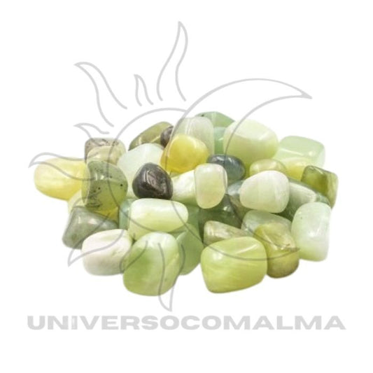 Pedras de jade polidas em tons verdes