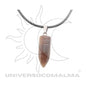 Pendente de Olho de Tigre natural em forma de ponta polida com cordão preto, pedra associada à proteção, coragem e prosperidade.