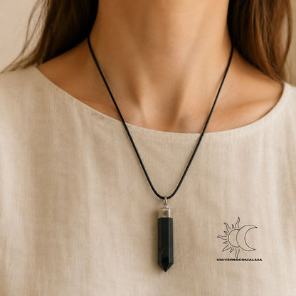 Mulher a usar pendente de shungite preta em ponta facetada com cordão preto