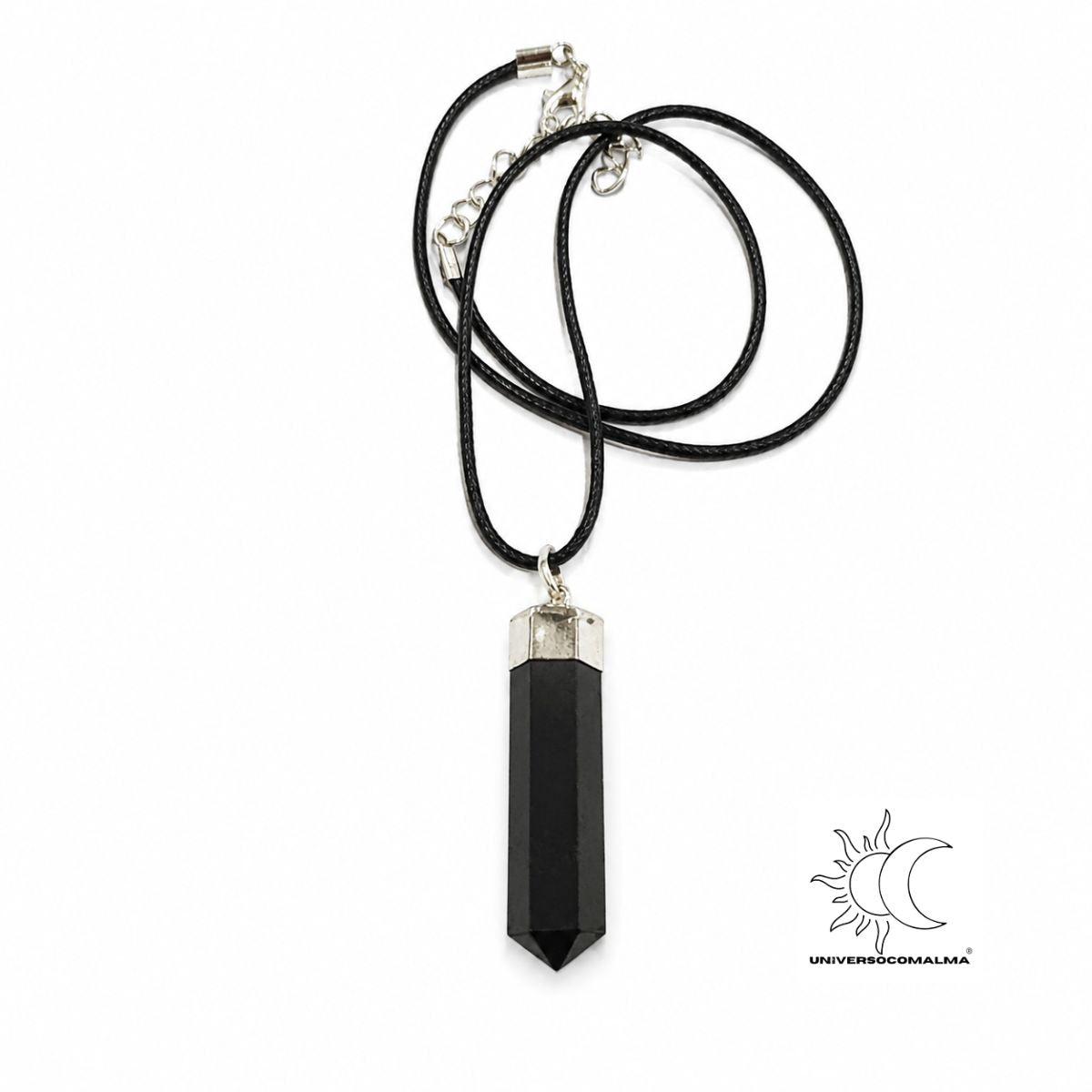 Pendente de shungite preta em ponta facetada com cordão preto sobre fundo branco