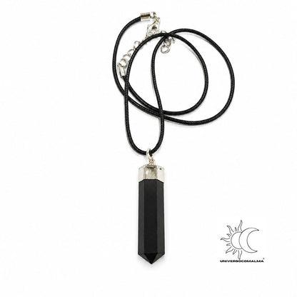 Pendente de shungite preta em ponta facetada com cordão preto sobre fundo branco