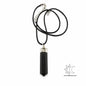 Pendente de shungite preta em ponta facetada com cordão preto sobre fundo branco