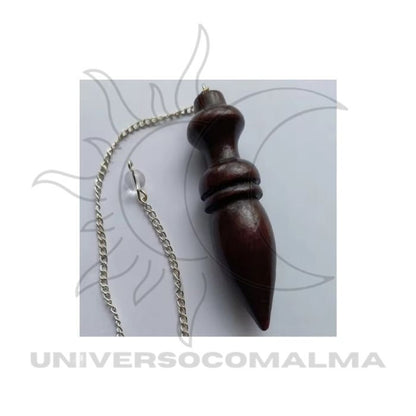 Pormenor do pêndulo de madeira escura e corrente