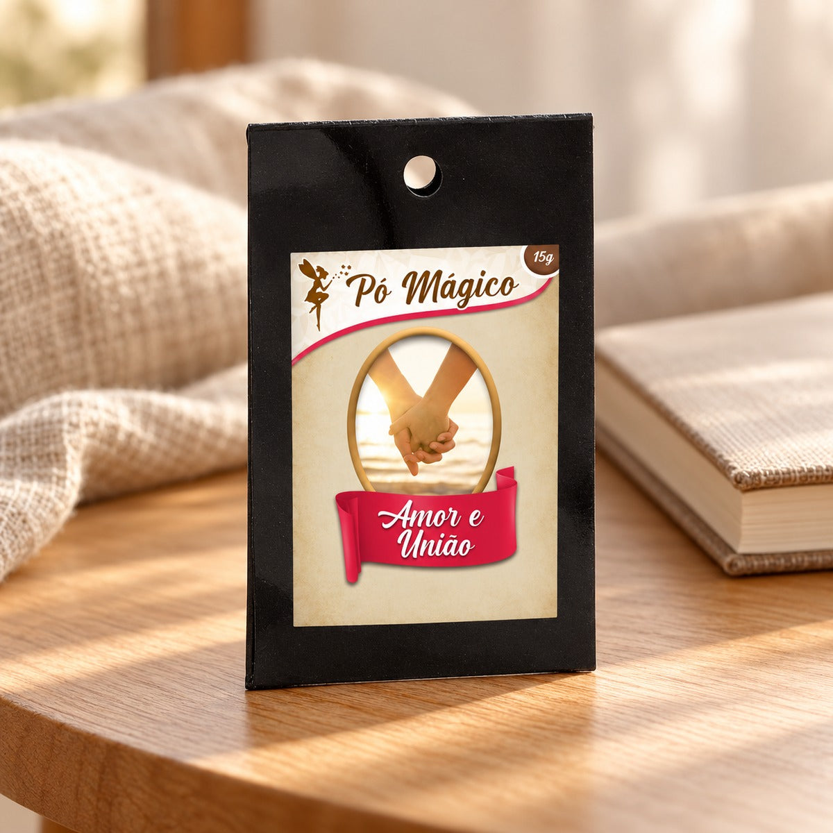 Embalagem de Pó Mágico Amor e União de 15 g sobre uma mesa de madeira, junto a um caderno.