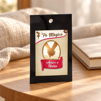 Embalagem de Pó Mágico Amor e União de 15 g sobre uma mesa de madeira, junto a um caderno.