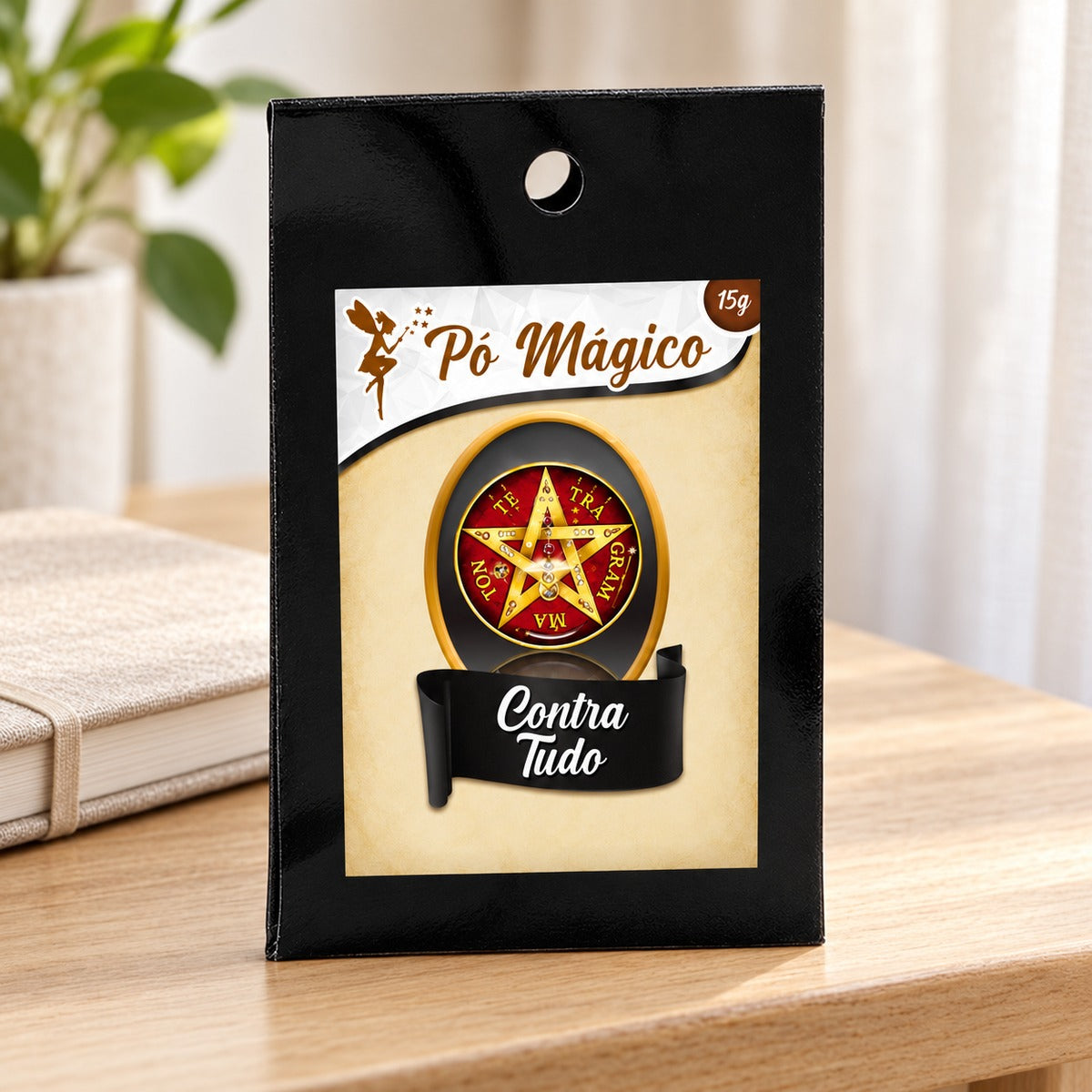 Embalagem de Pó Mágico Contra Tudo de 15 g sobre uma mesa de madeira, junto a um caderno.