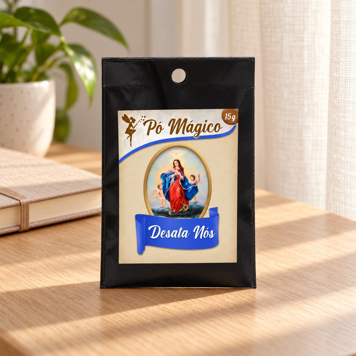 Embalagem de Pó Mágico Desata Nós de 15 g sobre uma mesa de madeira, junto a um caderno.