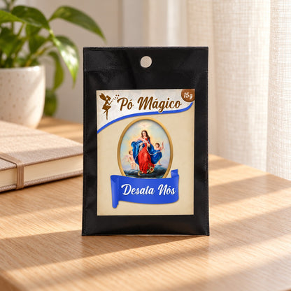 Embalagem de Pó Mágico Desata Nós de 15 g sobre uma mesa de madeira, junto a um caderno.