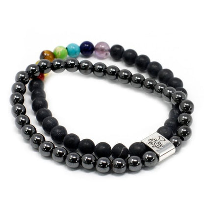 Pulseiras pretas com contas metálicas e pedras dos chakras