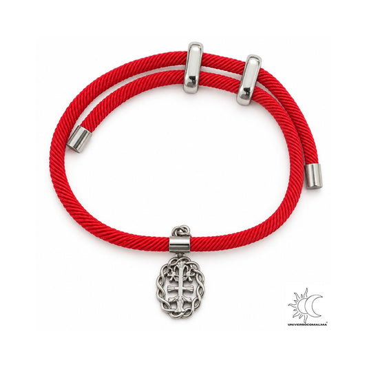 Pulseira ajustável com cordão vermelho e medalha prateada da Cruz de Caravaca sobre fundo branco