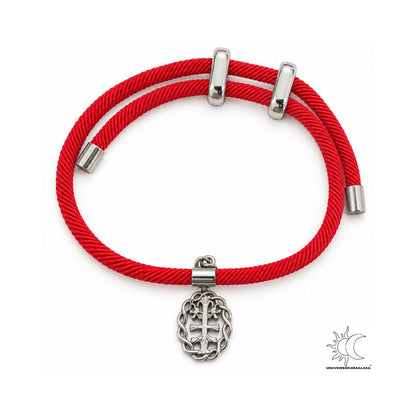 Pulseira ajustável com cordão vermelho e medalha prateada da Cruz de Caravaca sobre fundo branco