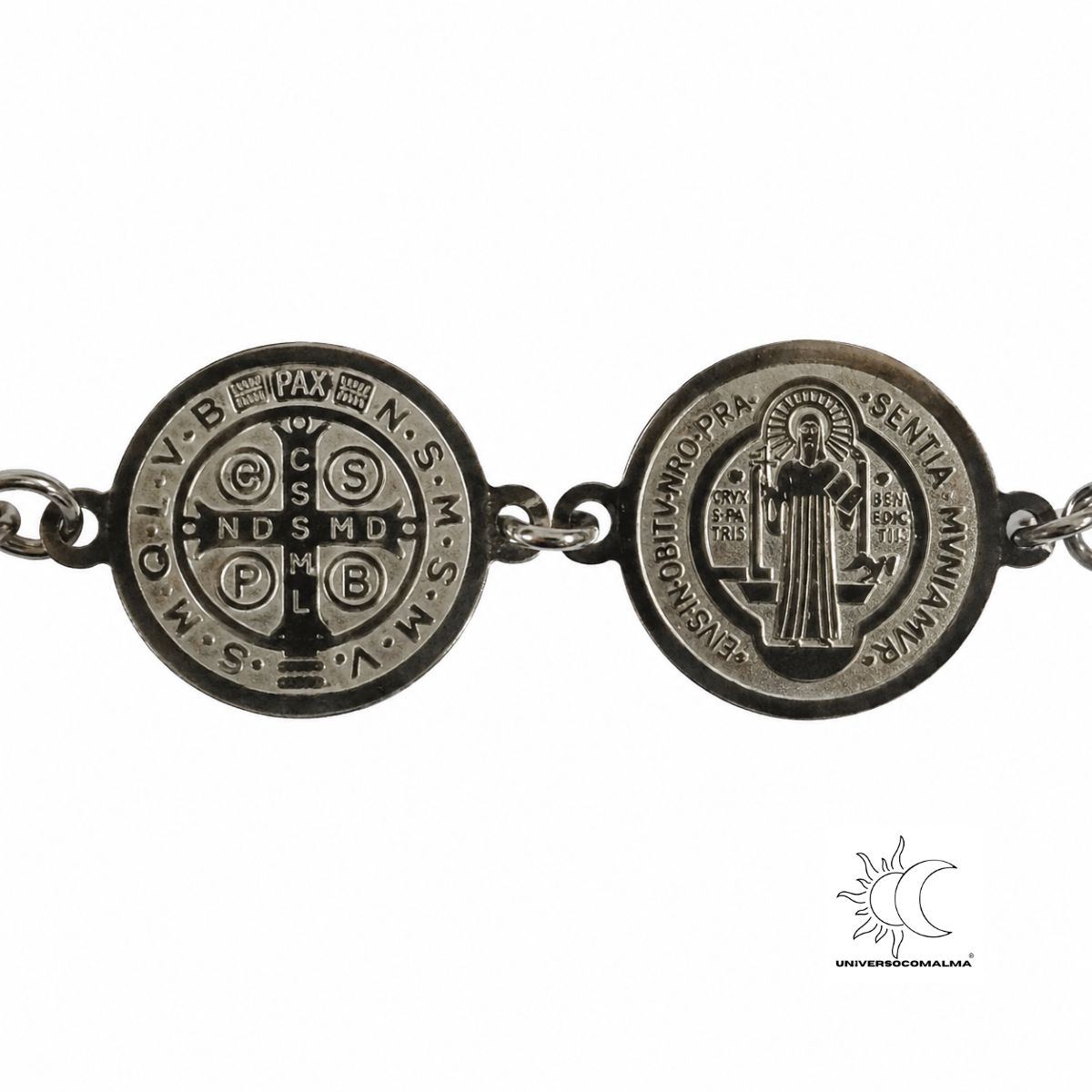 Detalhe das medalhas da pulseira com São Bento e a cruz com inscrições tradicionais