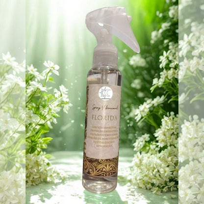 Frasco de spray com cristal cor-de-rosa junto a flores