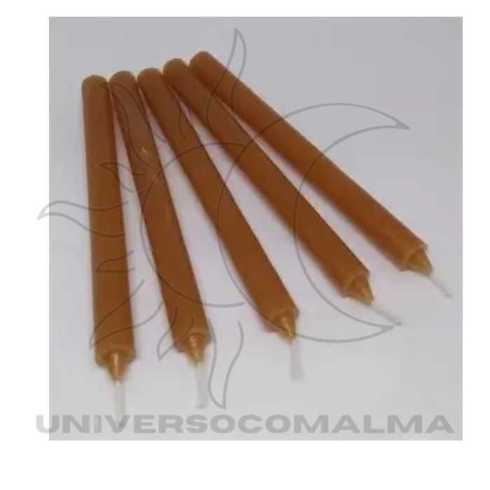Conjunto com seis unidades da Vela Palito Mel - 15cm, ideal para uso em altares religiosos e rituais espirituais. Cor mel e formato fino tradicional.